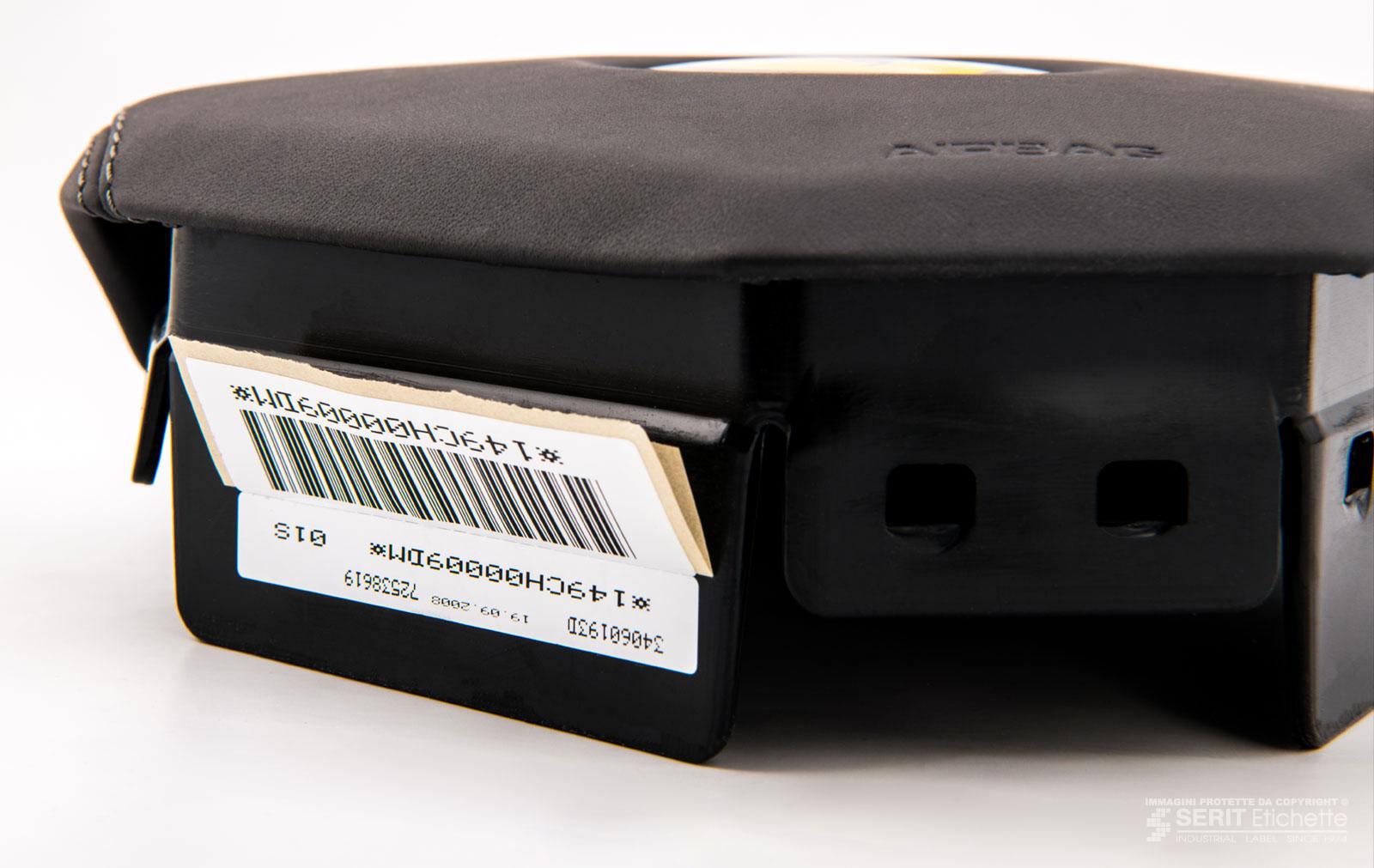 Security label pretagli antirimozione di Serit Etichette, applicato su un componente automobilistico.garantisce la rottura dell’etichetta nel caso qualcuno tenti la rimozione.