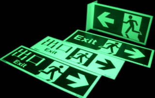 Gli adesivi fotoluminescenti sono utilizzati sia come dispositivi di sicurezza, che per la segnaletica fotoluminescente, per facilitare l’evacuazione.