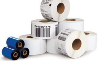 Un ribbon è un film plastico a base di cera o resina. Da un stampante termica, scivola sul supporto e trasferisce l’informazione sull’etichetta.