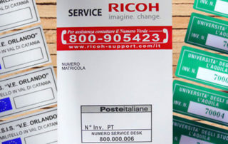 Tre esempi di etichette per cespiti personalizzate, con differenti fomrati, soluzioni grafiche e colori.